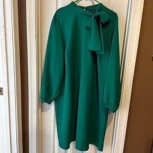 Elegant Green Dress with Bow Detail